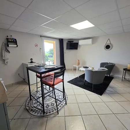 Апартаменты : Cosy Avec Place De Parking Et Piscine Pres Des Thermes Шатель-Гийон