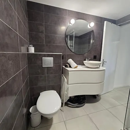 : Cosy Avec Place De Parking Et Piscine Pres Des Thermes Апартаменты *